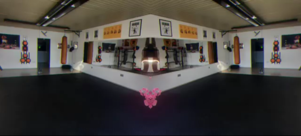 Leerer Raum mit schwarzen Boden, Wänden in Weiß, bunten Kunstwerken und Spiegeln.