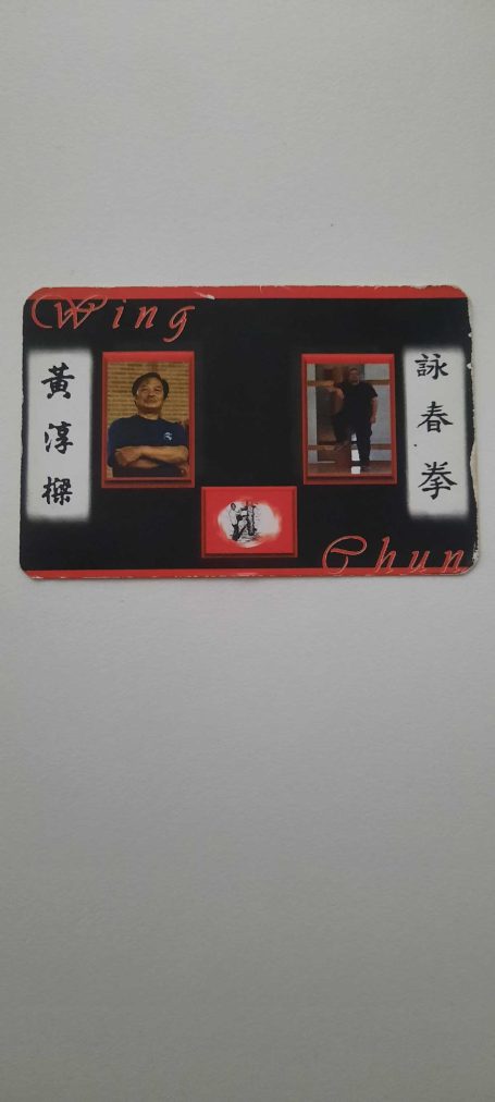 Karte mit zwei Bildern und Schriftzeichen, farblich kontrastierend auf schwarzem Hintergrund.